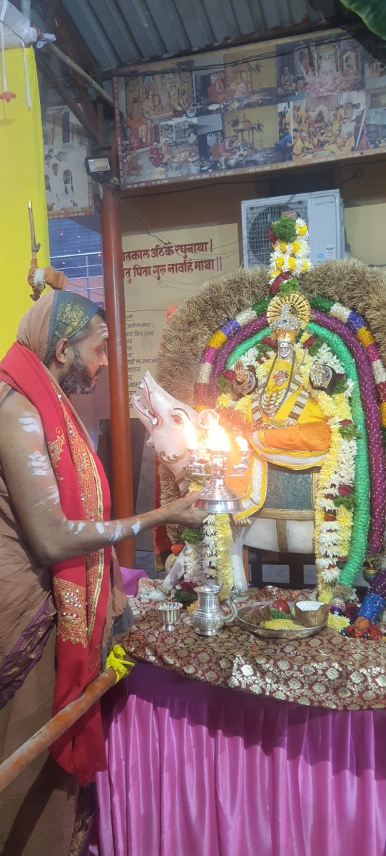 Devotees at a Guru Melanam gathering with Bilaspur Swamigal