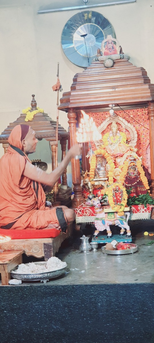 Devotees at a Guru Melanam gathering with Bilaspur Swamigal