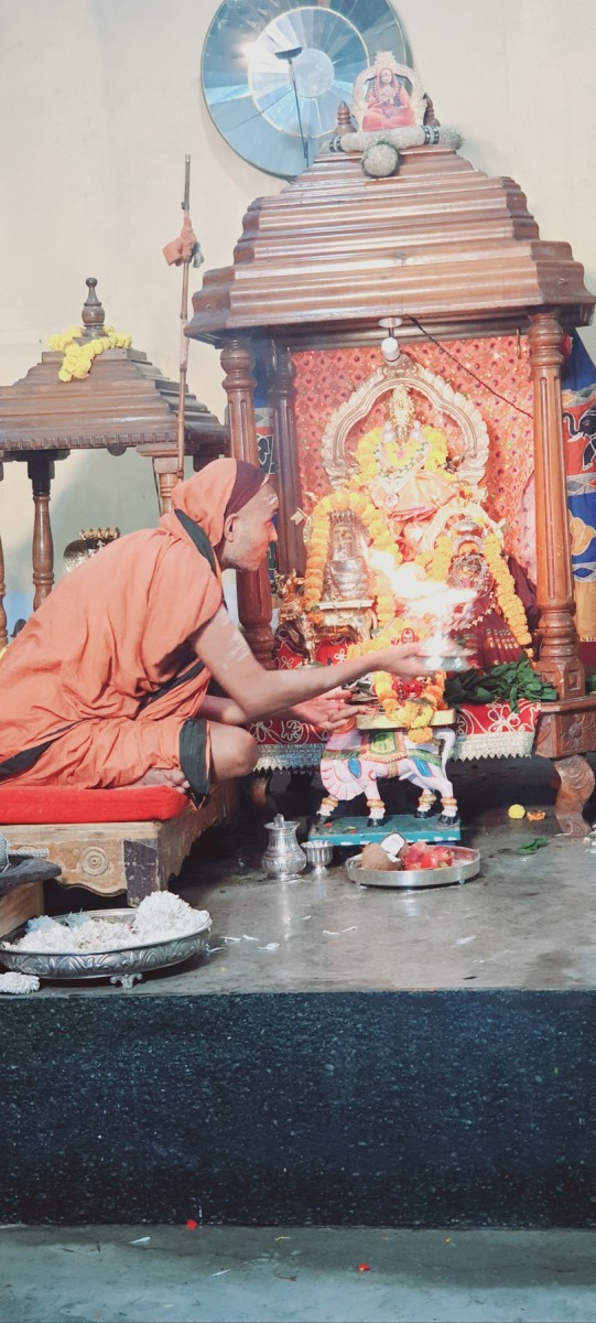 Devotees at a Guru Melanam gathering with Bilaspur Swamigal