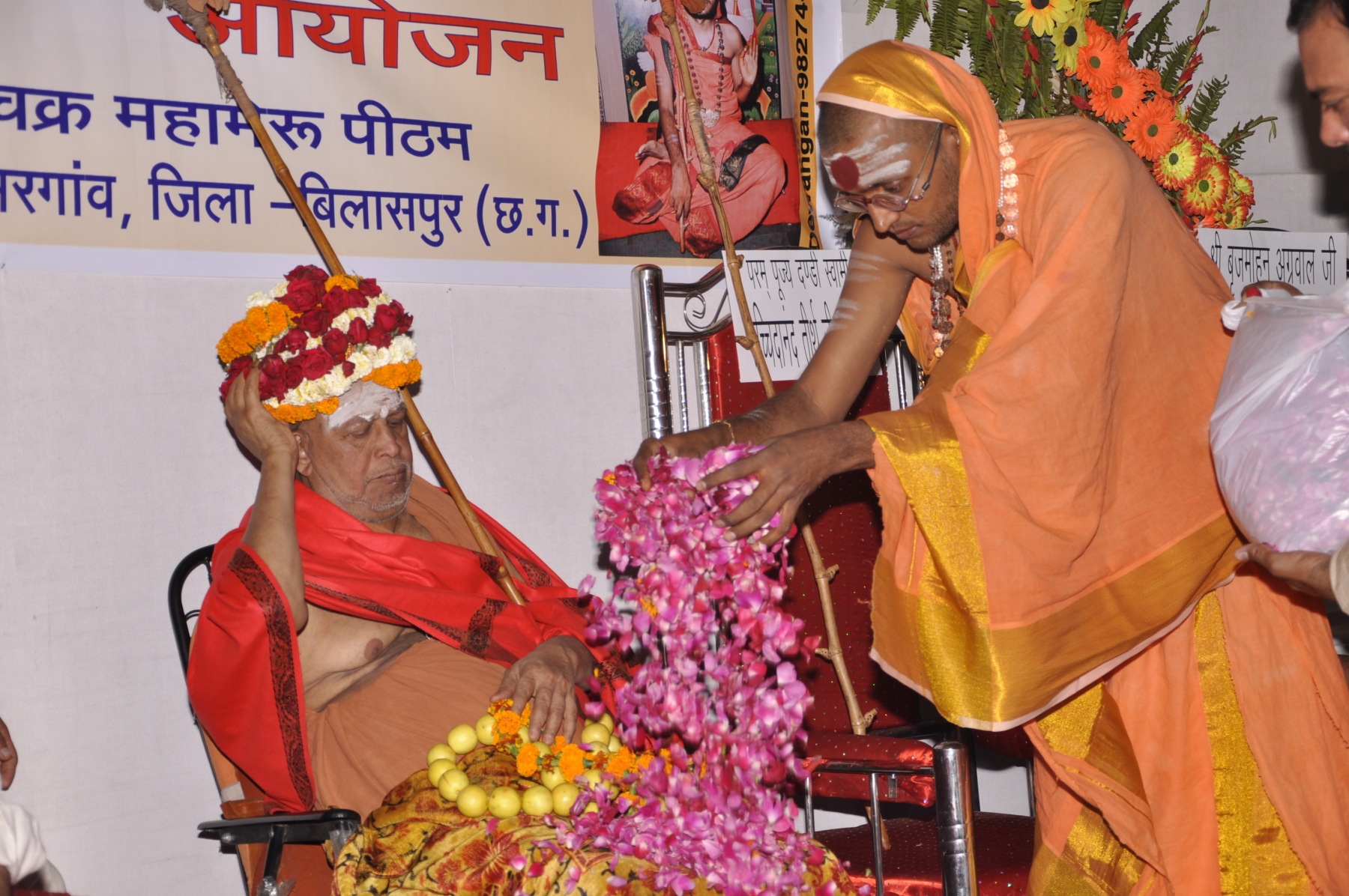 Devotees at a Guru Melanam gathering with Bilaspur Swamigal