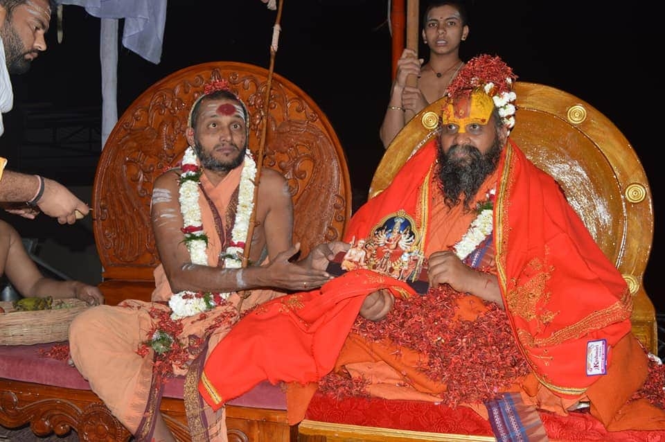 Devotees at a Guru Melanam gathering with Bilaspur Swamigal