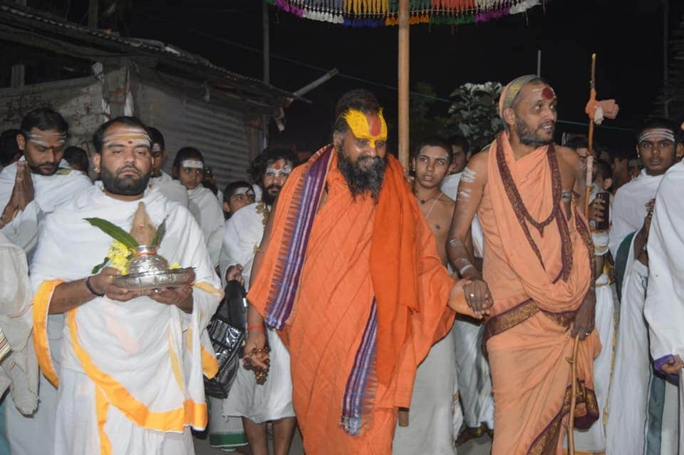 Devotees at a Guru Melanam gathering with Bilaspur Swamigal