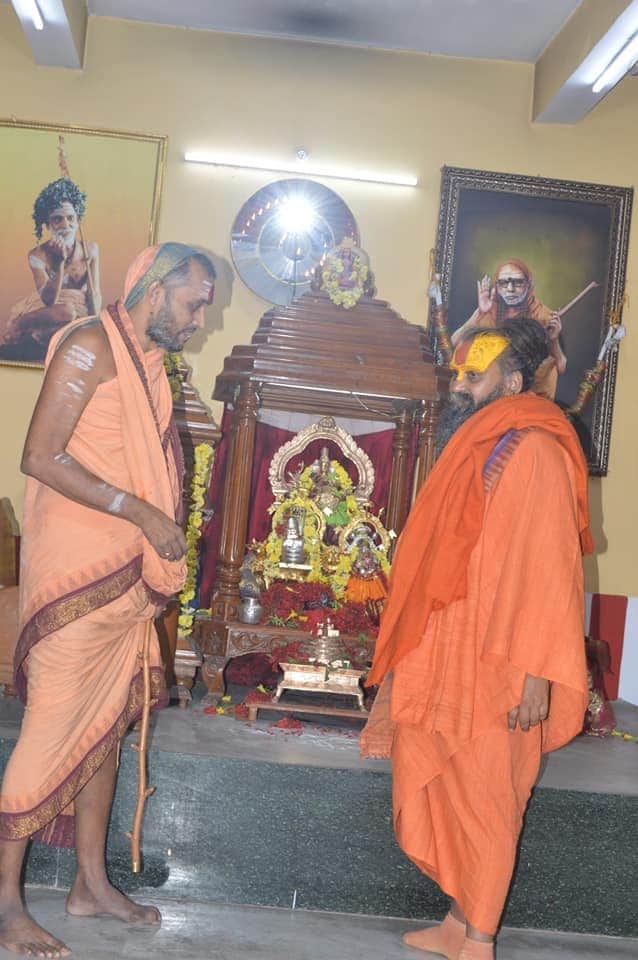 Devotees at a Guru Melanam gathering with Bilaspur Swamigal