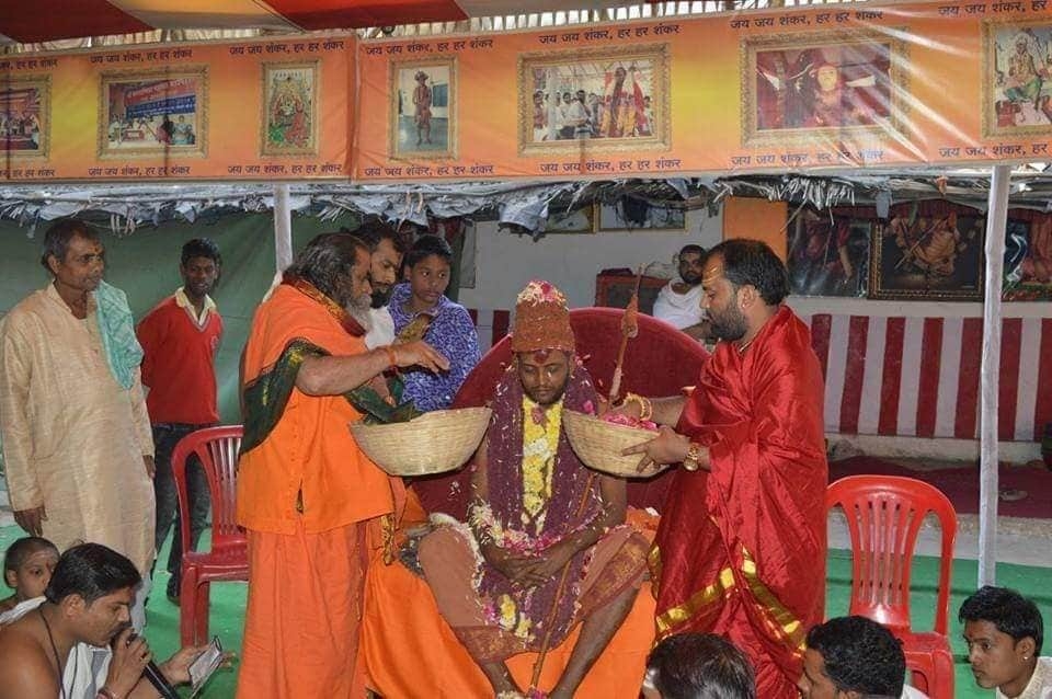 Devotees at a Guru Melanam gathering with Bilaspur Swamigal
