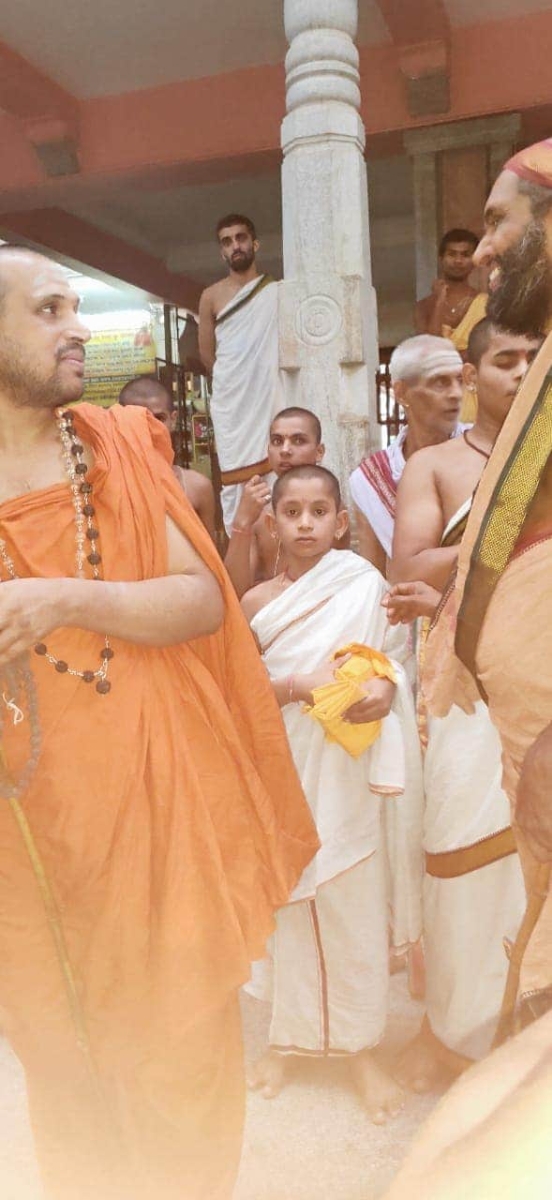 Devotees at a Guru Melanam gathering with Bilaspur Swamigal