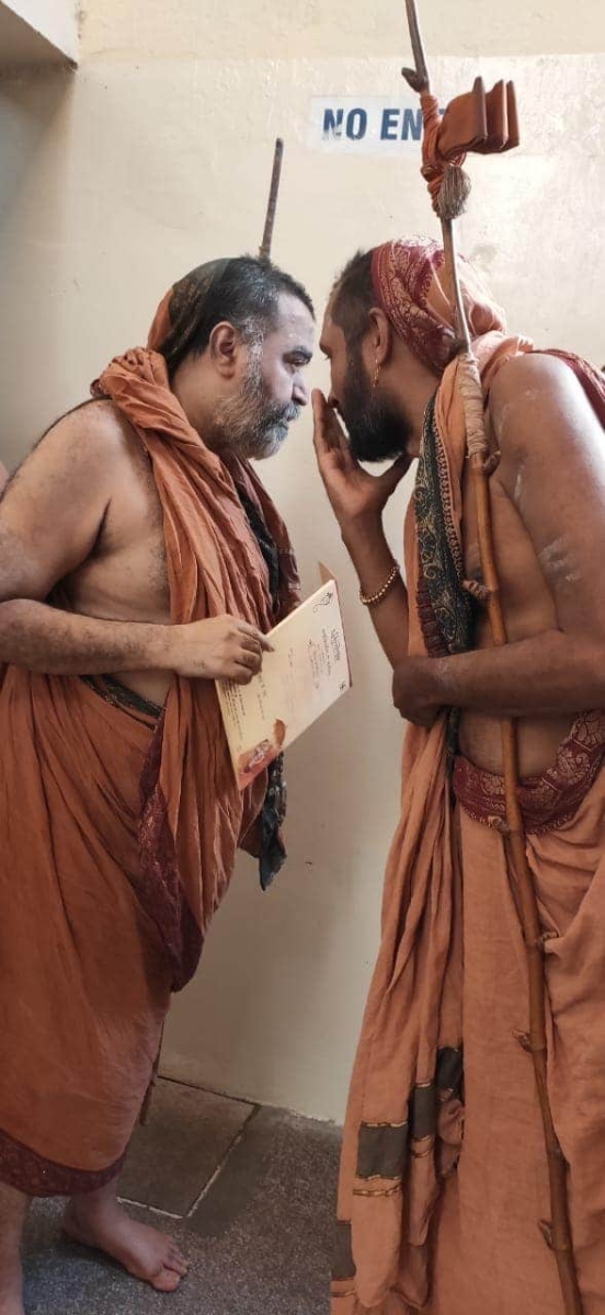 Devotees at a Guru Melanam gathering with Bilaspur Swamigal