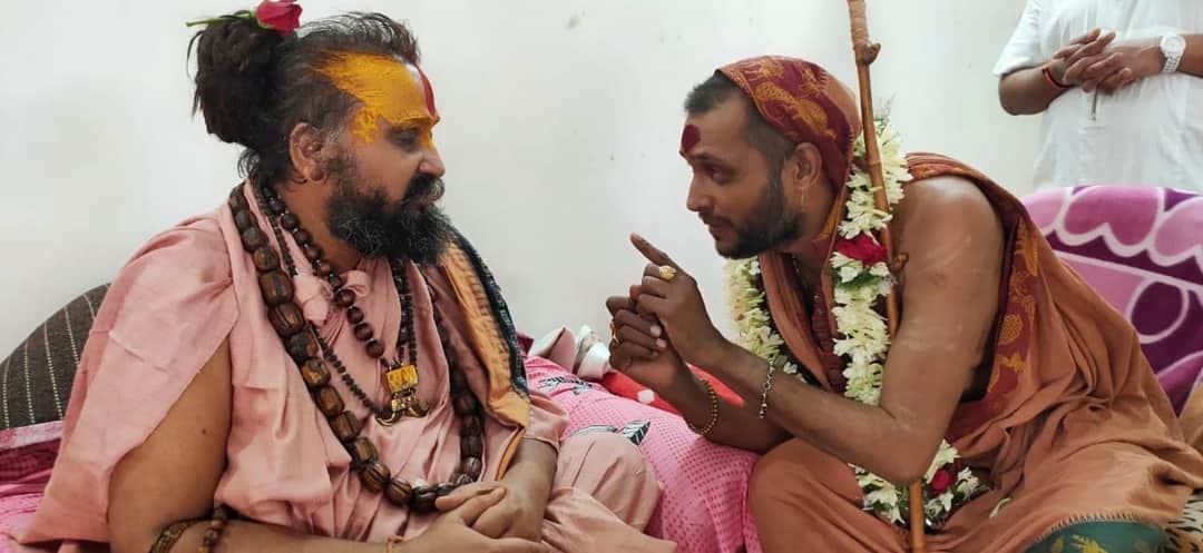 Devotees at a Guru Melanam gathering with Bilaspur Swamigal